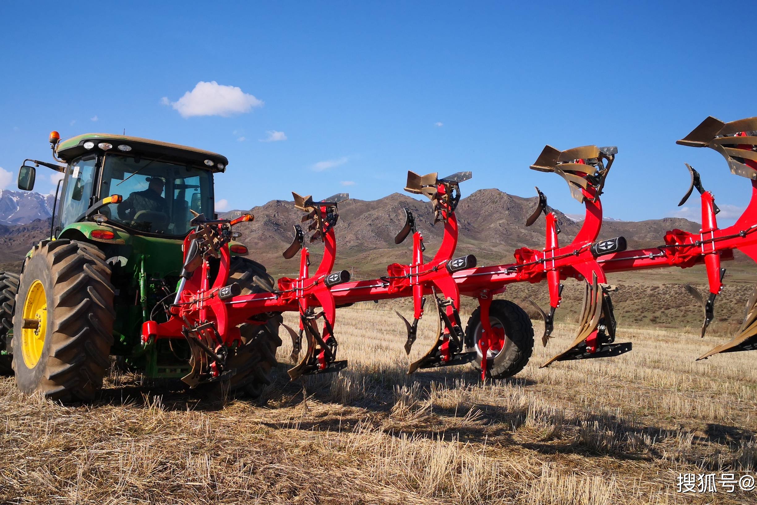 约翰迪尔3204带贝松125米超大间距液压不停机五铧犁作业