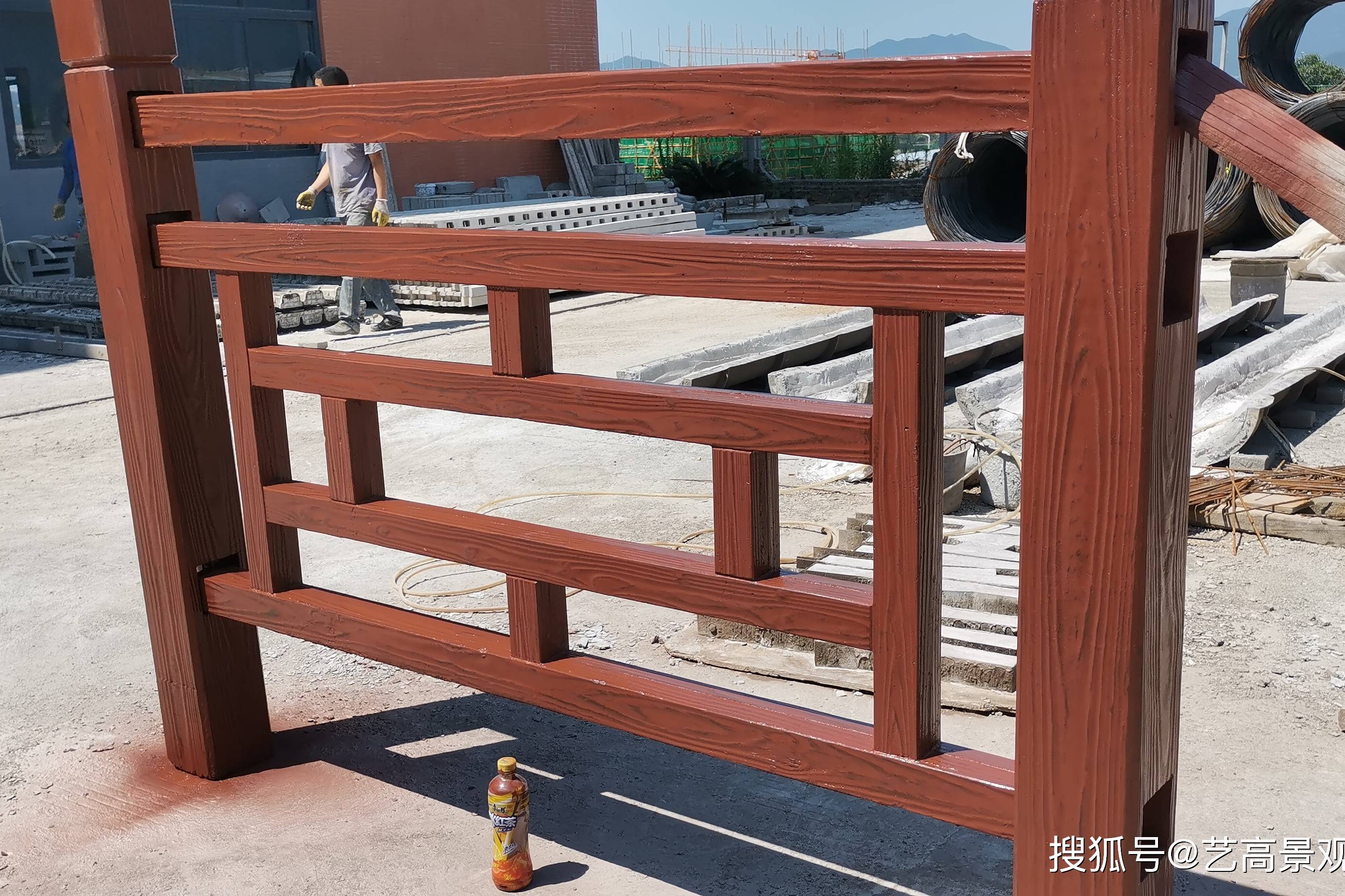 江西仿木栏杆喷漆工艺,水泥仿木护栏厂家油漆师傅现场教学
