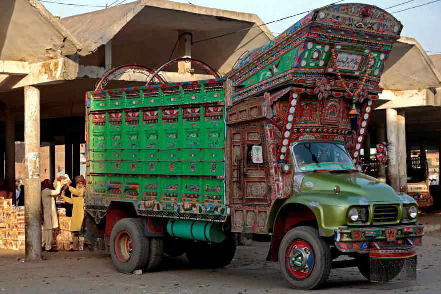 巴铁开卡车工资4800车头像棺材山路像过鬼门关字幕版