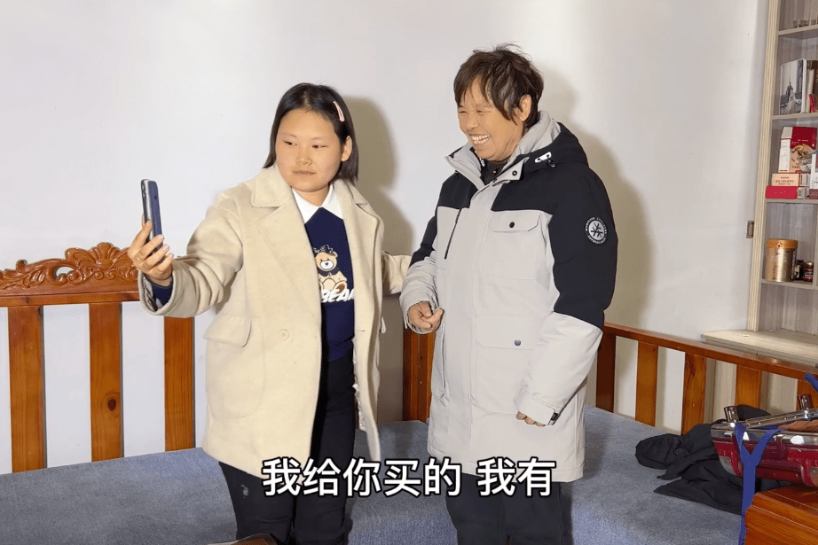 妞妞外地出差给家人买新衣还给洪涛买棉袄婆婆让妞妞给他送去