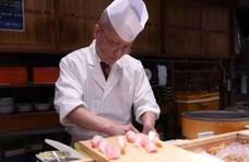 日本老师傅炫刀工，把鱼切成蝴蝶，却被中国小伙用一根莲藕碾压