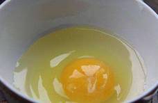 煮荷包蛋总是会散开，其实就是因为少做了这一步，难怪鸡蛋不完整