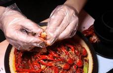 吃小龙虾的时候，为何手套并没破，但还是感觉手上油腻腻的？