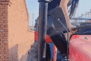 原创搞笑gif段子说好一起长大我都快进锅了你却还在享受童年