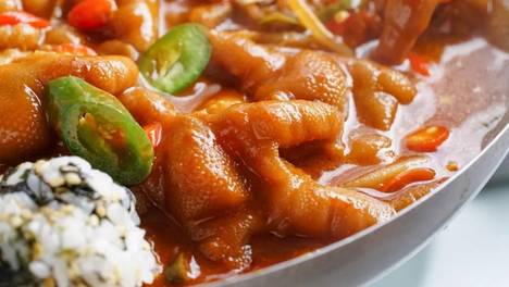 知名美食博主深夜出逃，竟为一锅鸡爪煲？