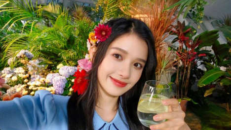 张婧仪编花发型出席品牌发布会，怼脸自拍尽显自然好状态