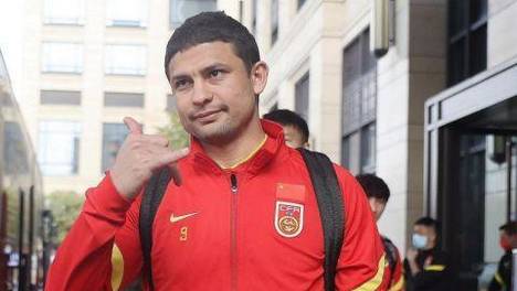 被针对？洛国富艾克森留洋踢球心系国足背后：踢好踢差都是错