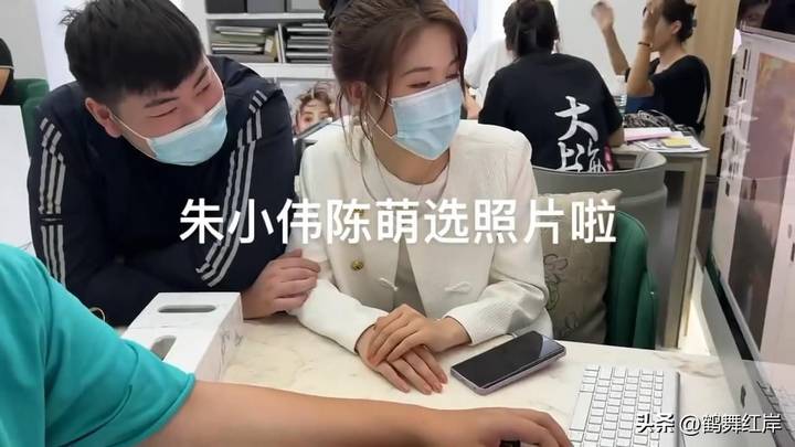 网曝大衣哥儿子大婚朱小伟穿8万元西装，你认为是真的吗？