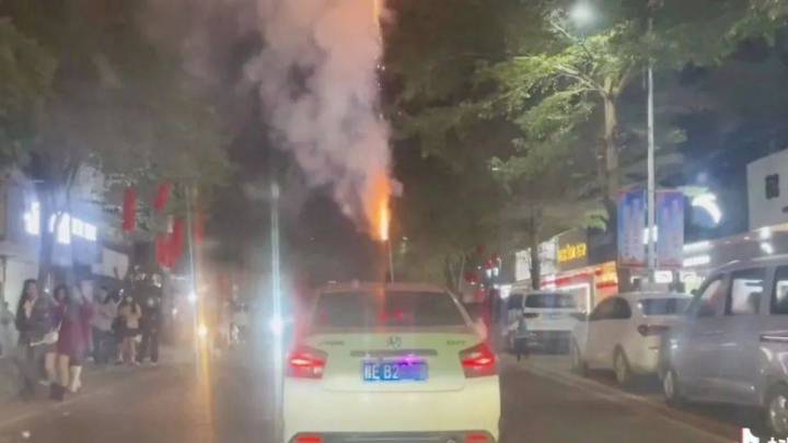 北海一男子边开车边放“加特林”，还发视频炫耀！是危险驾驶吗？
