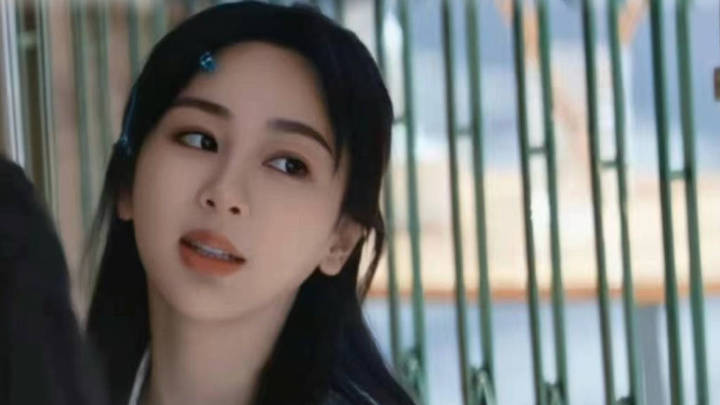 杨紫《199爱》条纹衬衫路透曝光，你觉得好看吗？