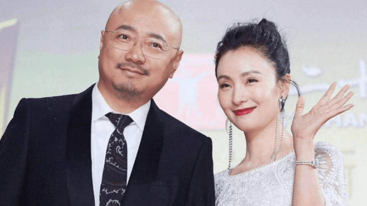 陶虹英国被偶遇素颜憔悴脸有斑，穿羽绒服身材臃肿，你怎么看？