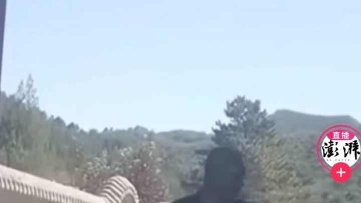 开车进金山岭长城被拒命人强拆大门，这位董事长有背景吗？