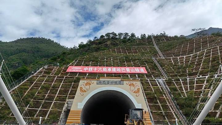 滇藏铁路丽江至香格里拉段哈巴雪山隧道施工完成，你想去打卡吗？