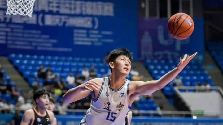 广东籍前锋杨鸣4年出场7次，连续放走3人，你怎么看？