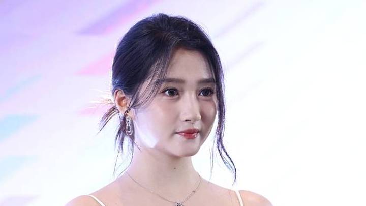 关晓彤一双美腿又细又长好吸睛吗？