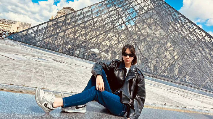 吴尊女儿neinei墨镜皮衣很酷飒，你喜欢吗？