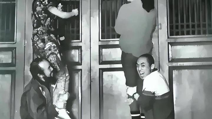 巩俐和张艺谋的泳池照片曝光，你觉得是爱情还是炒作？