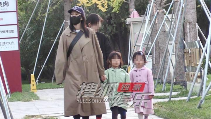 高圆圆带女儿逛公园玩耍，你看好她的未来吗？