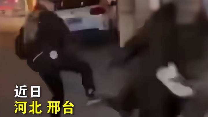 3年轻人当街欺辱拾荒老人，背后跳起飞踹老人的三人，你觉得应该重判吗？
