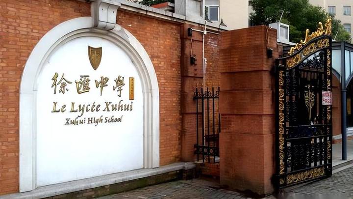女生偷拍男浴室，男生维权反被女老师恐吓，你怎么看？