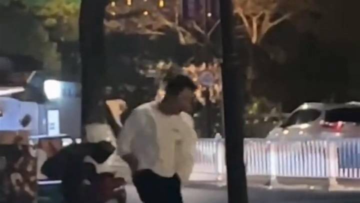 男子将妻子踢得连滚带爬遭路人怒斥，路人是否有权利干涉？