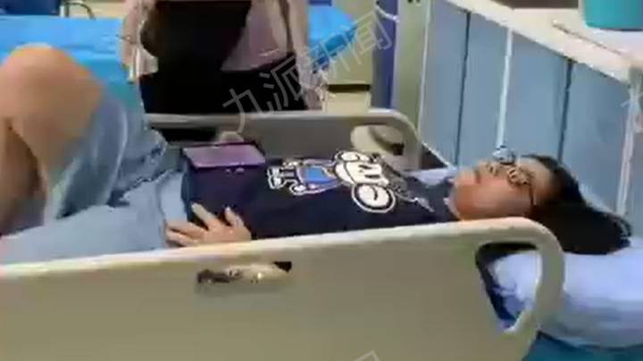 45岁女子在医院持刀捅车祸伤者，你支持刑事强制措施吗？