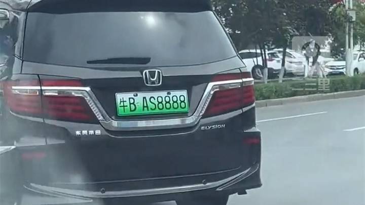 商务车挂牛b车牌上路，涉事驾驶员已找到，正调查处理，你怎么看？