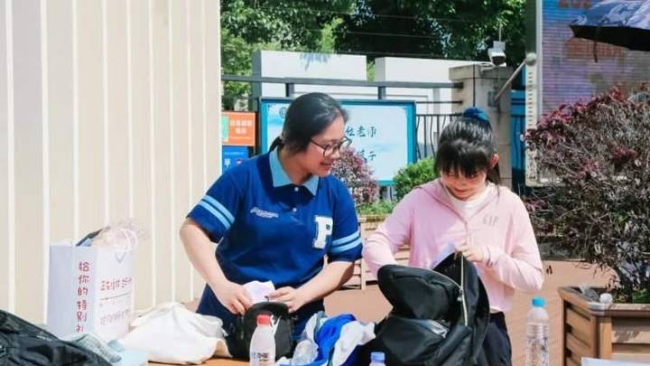 全国高考结束，家长与亲友欢送考生出考点，你怎么看？
