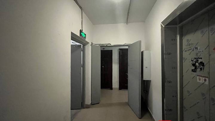 男子因感情纠纷刺伤女方儿子后逃跑，是不是持枪抢劫？