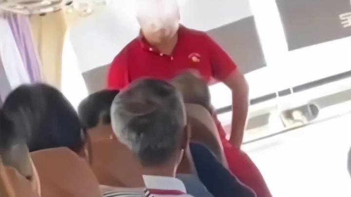 导游要打呼噜游客下车，你怎么看？