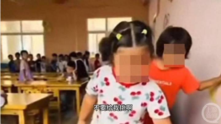 幼儿园老师恶斥幼儿要求微笑，你怎么看？