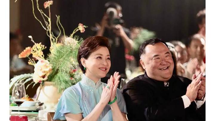 杨澜晒照纪念与吴征结婚28周年，是真爱吗？