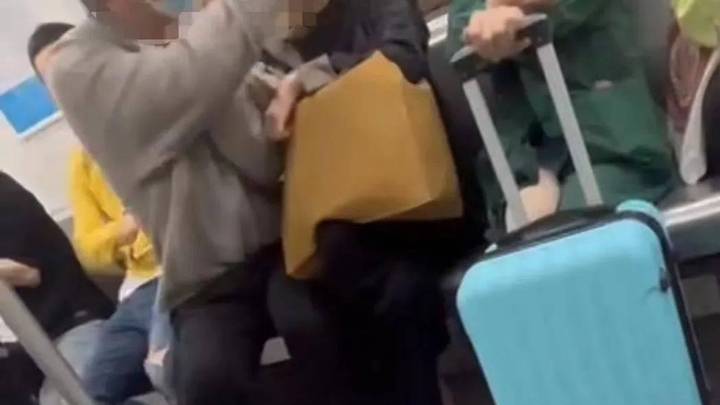 成都地铁3号线打人男子被行拘，你认为他是无辜的吗？