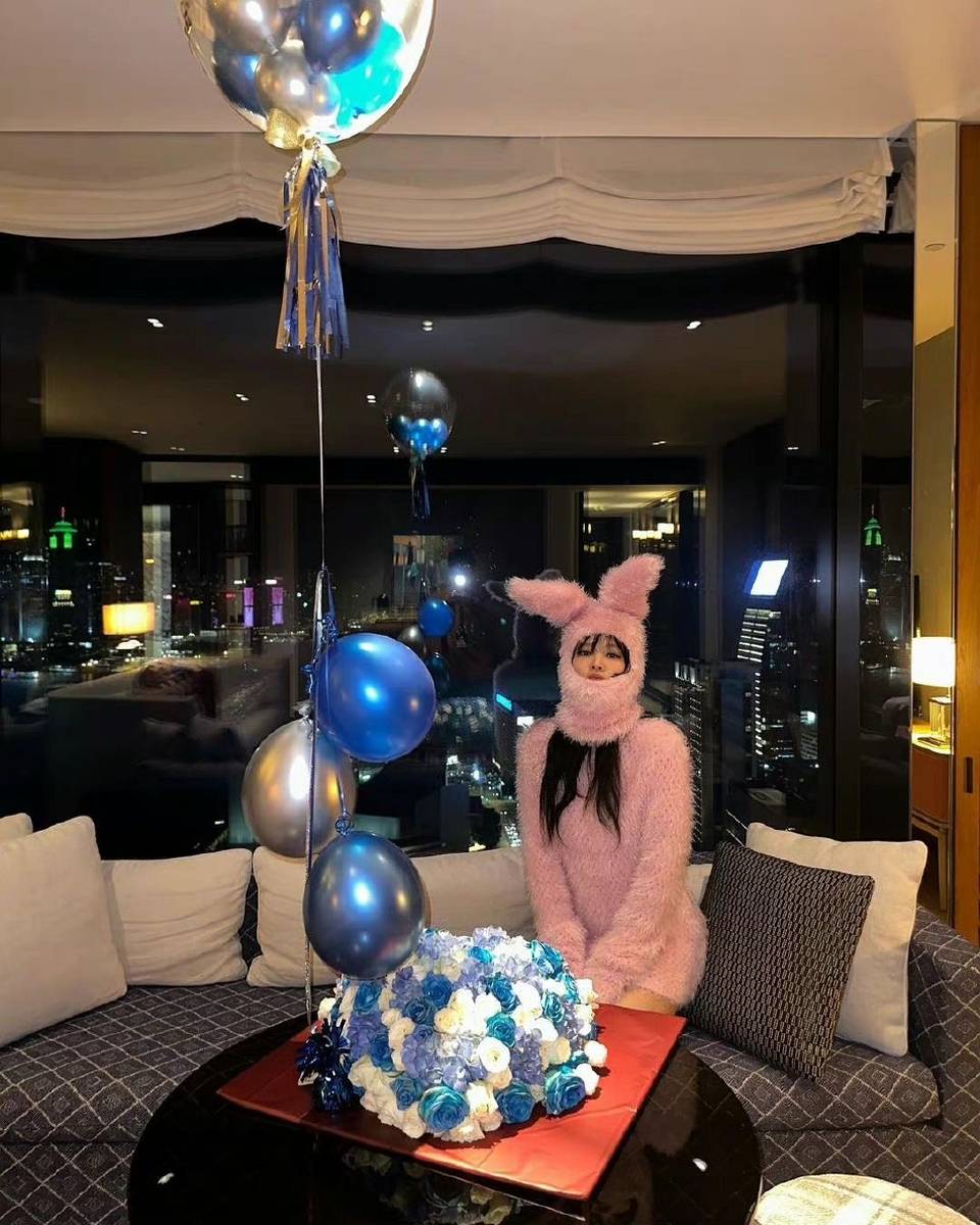 JENNIE晒27岁生日照 一身粉色兔子装保暖可爱