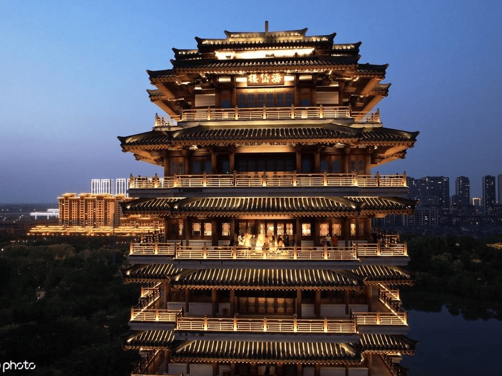 吃山东淄博烧烤 访“中国最美书店”海岱楼钟书阁