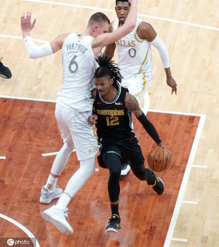 高清图:独行侠险胜灰熊 东契奇神奇三分绝杀