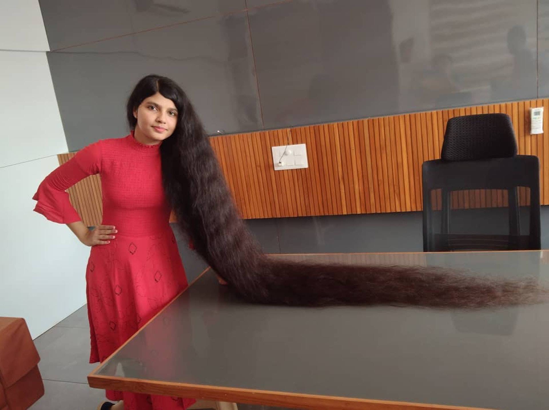 原创印度18岁少女拥2米长头发创世界纪录为激励他人剪发捐给博物馆