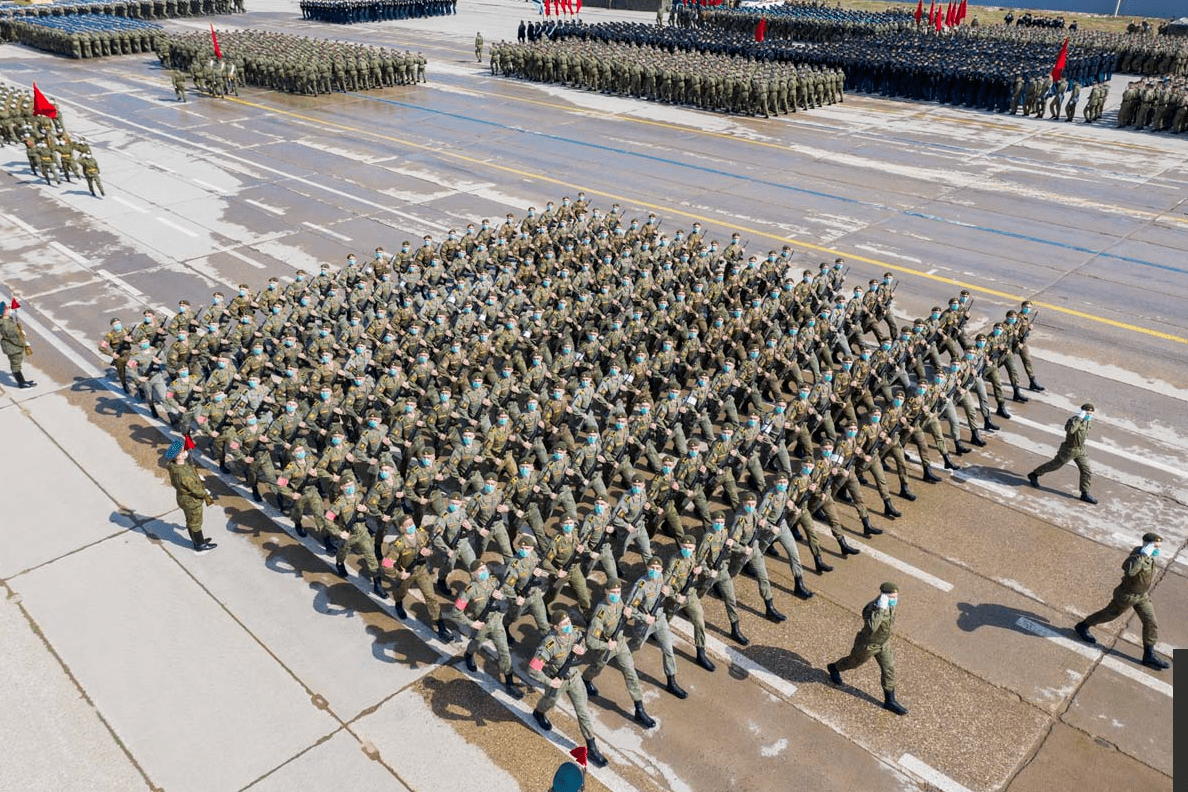 俄军在阿拉比诺组织地面方队进行阅兵合练!