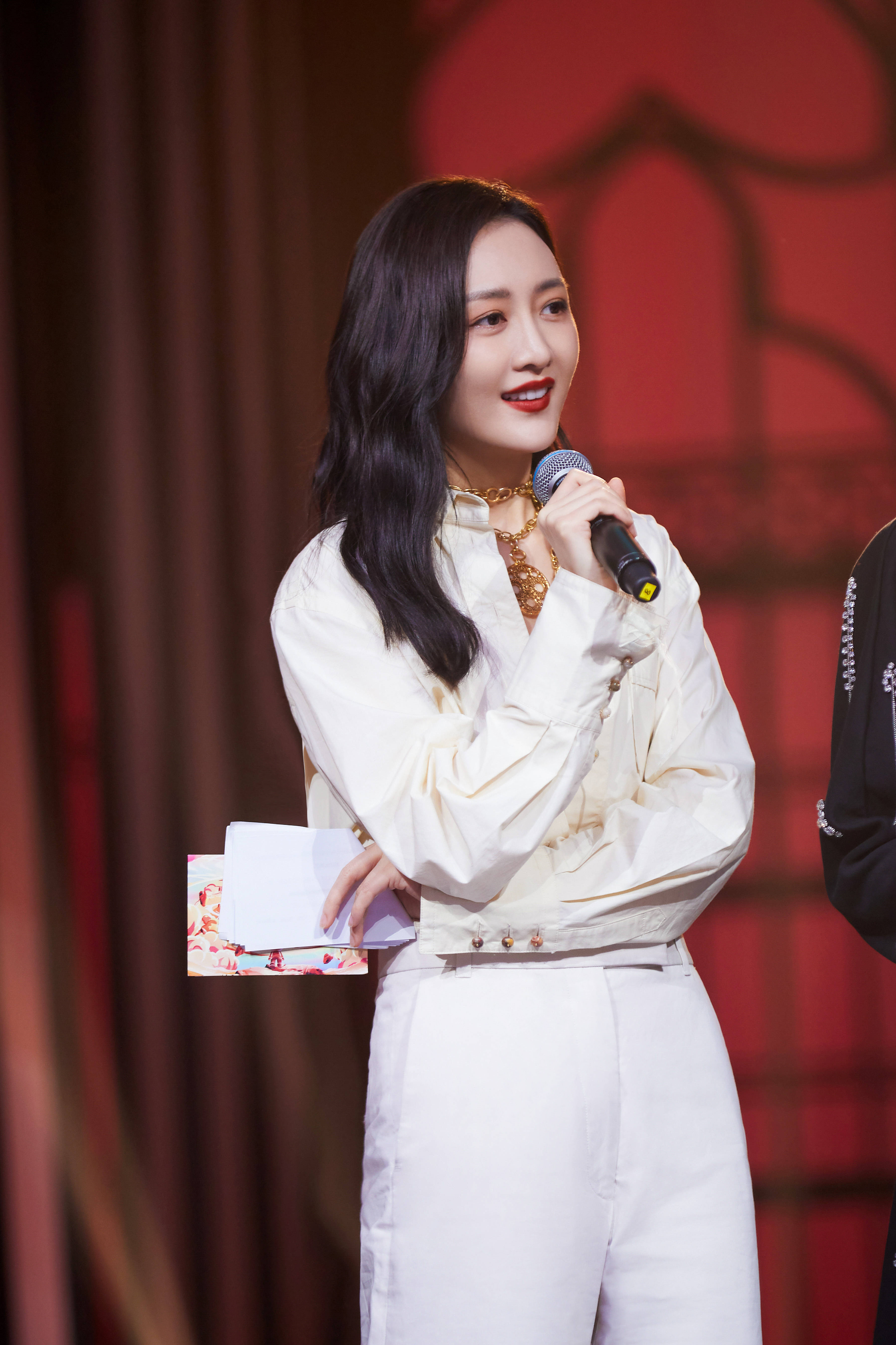 王鸥成团后亮相再现神仙颜值蕾丝背心配衬衫好撩