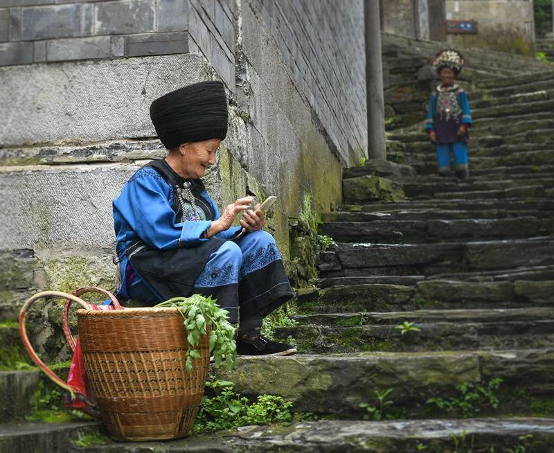 原创一套结婚礼服几十万摄影师走进湘西记录苗人真实生活