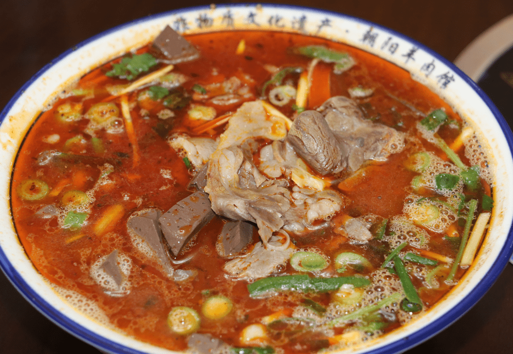 饼丝在吸收汤汁后,变得柔韧软糯,羊汤的鲜美也被带入口中,膻味全无