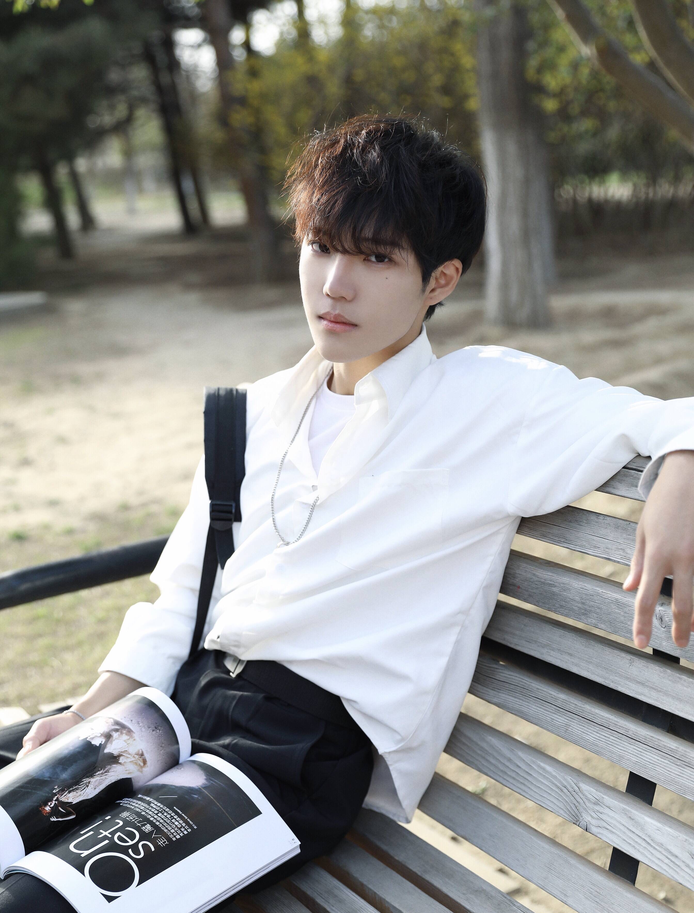 盐系少年李逸晨 清冷帅气校园画报日常阻击少女心-搜狐