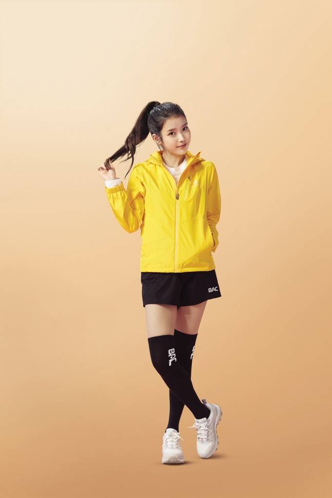 IU最新代言宣传照曝光 明黄色运动装搭配高马尾元气可爱