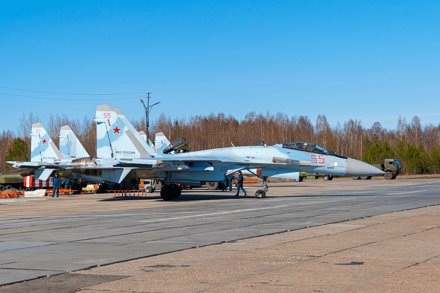 原创现场震撼俄罗斯空军在卡雷利亚组织航空兵部队进行飞行战术训练