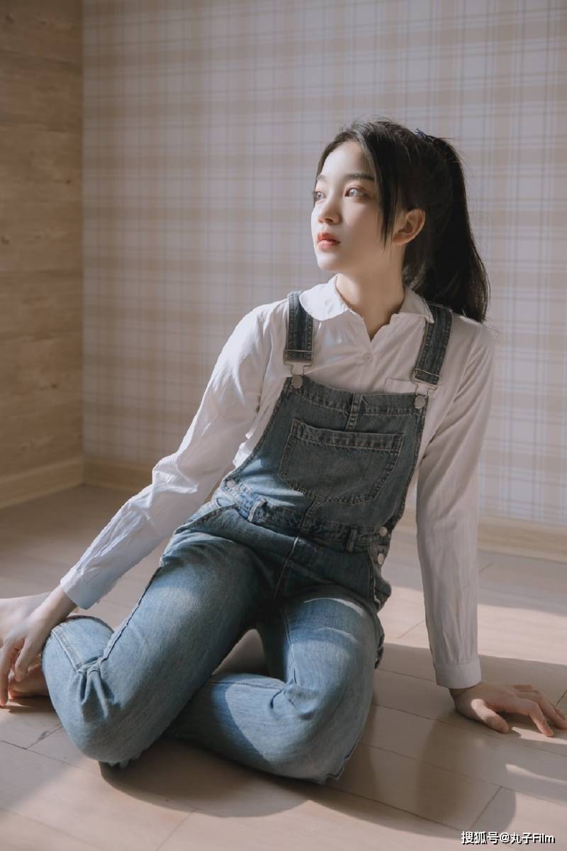 性感美女时尚写真高马尾美眉牛仔背带裤白皙脸蛋清纯甜美迷人