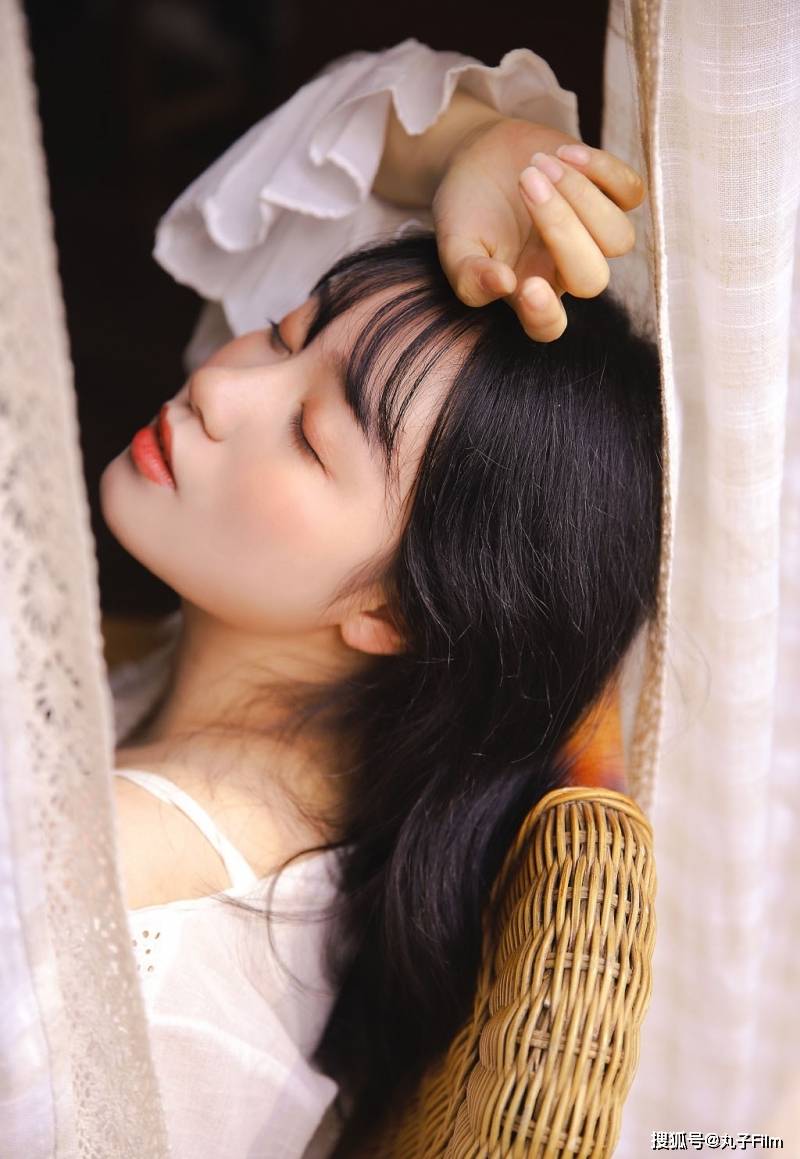 性感美女时尚写真邻家女孩漂亮脸蛋精致侧颜清纯甜美可爱迷人