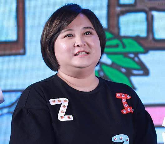 其实她的脸型轮廓较圆润,称得上是圆脸,但胖了的贾玲,整个脸型看起来