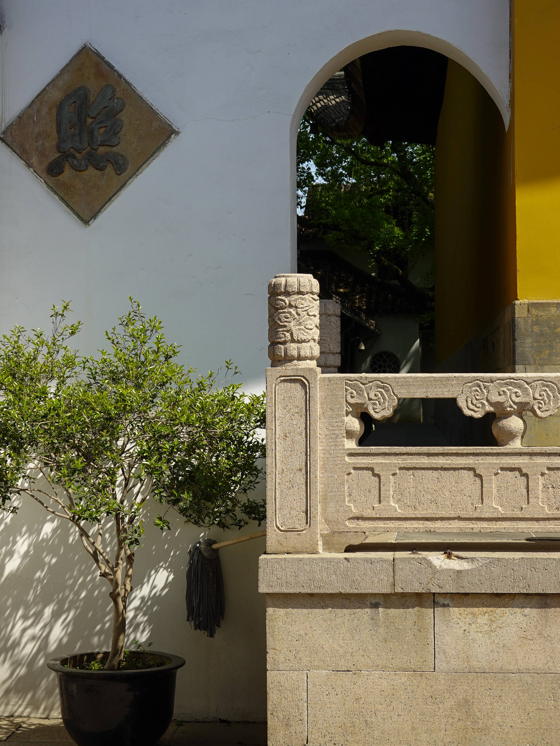 西园寺的面积达到了10亩,有四大天王殿,大雄宝殿,五百罗汉堂,观音殿和