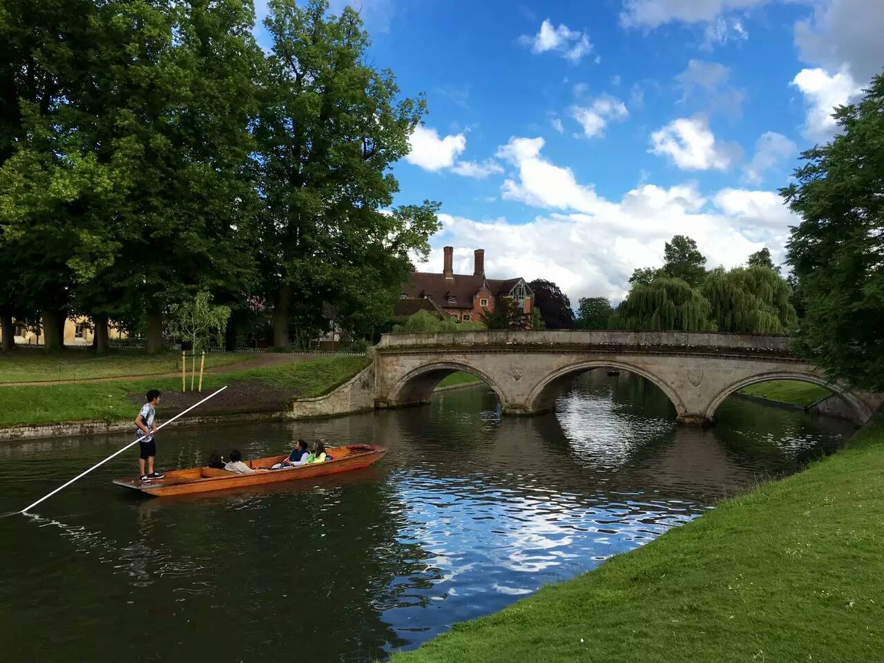 日欢歌笑语的追忆,后者是对故地重游的所见所感,在体验康桥美景的同时