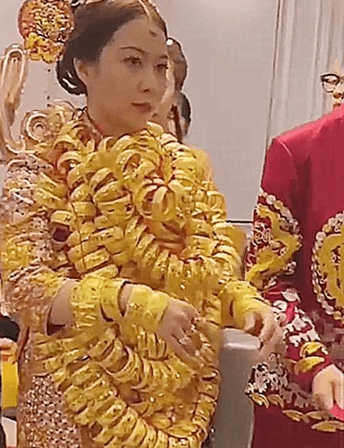 新娘金手镯视频 2b4953db60864f9bb190cb0c99f4f905.png